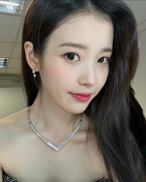 아이유 최근 활동샷