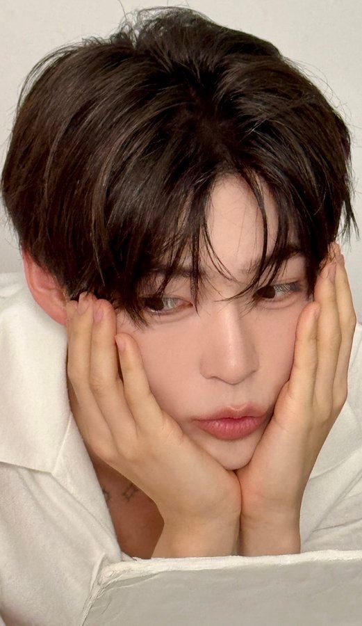 Behind-the-scenes cut of Sung Hanbin (ZEROBASEONE)