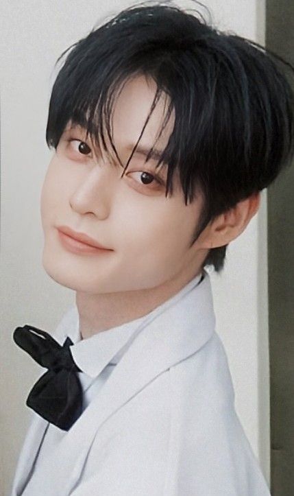 Recent activity shot of Kim Jiwoong (ZEROBASEONE)