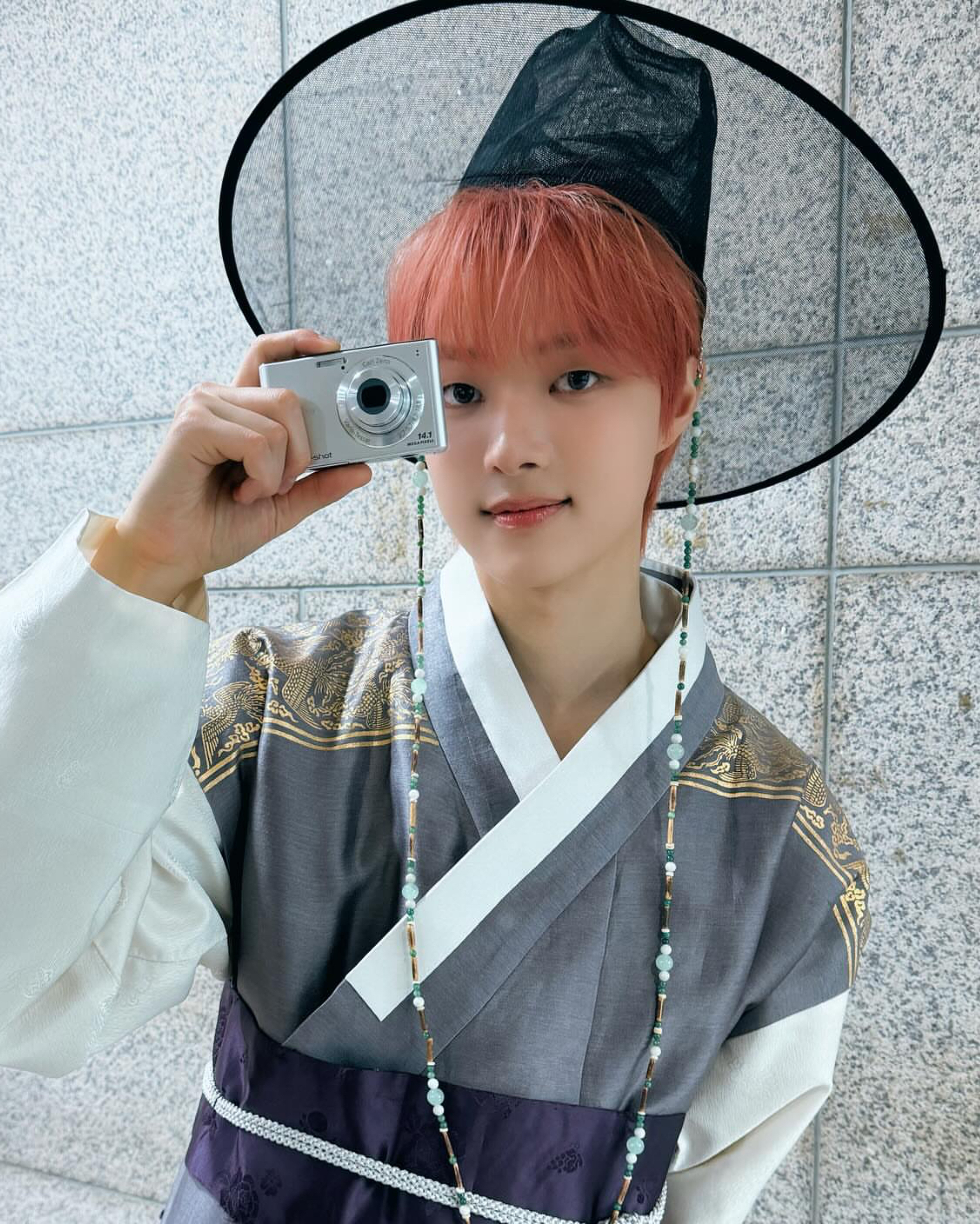 Behind-the-scenes cut of EJ (&TEAM)