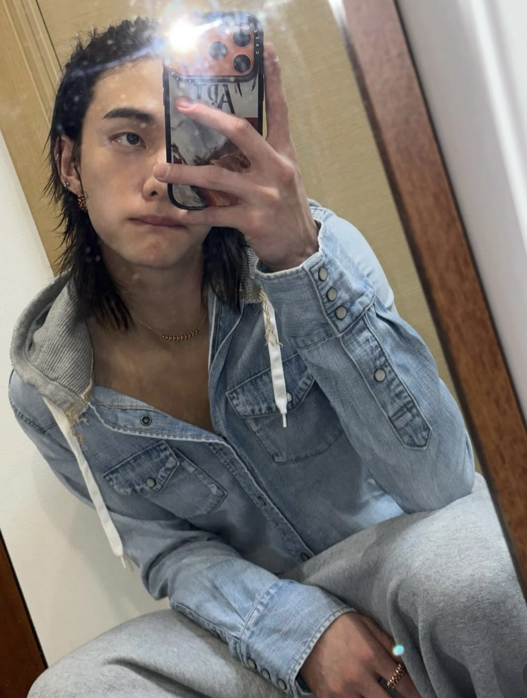 Foto aktivitas terbaru Hyunjin (Stray Kids)