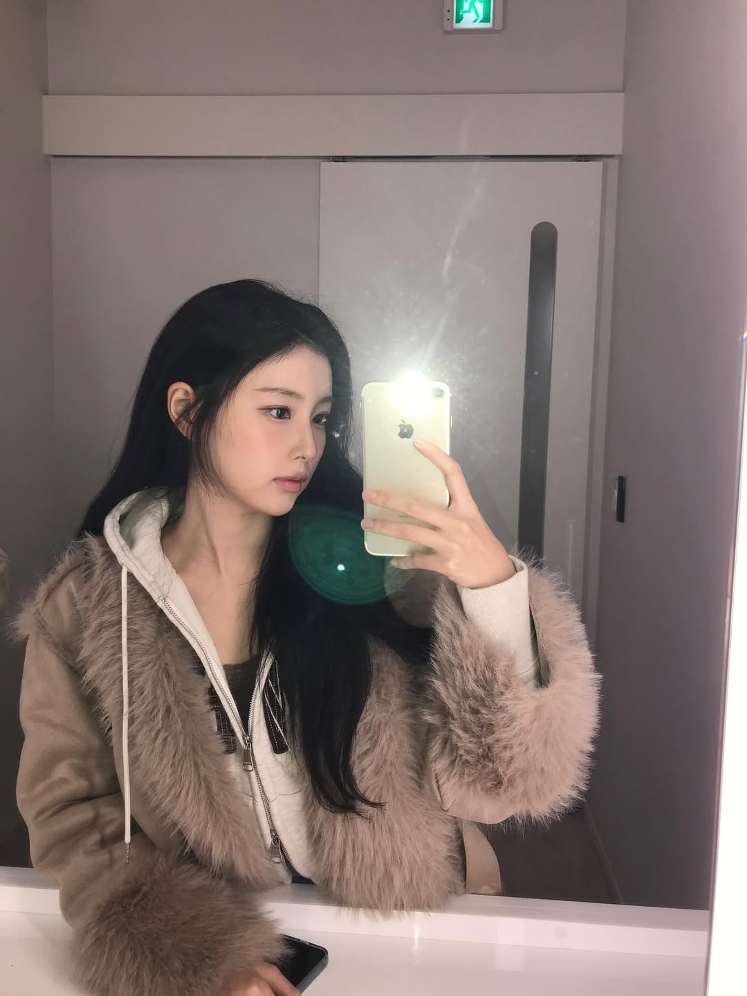 Behind-the-scenes cut of Kang Hyewon