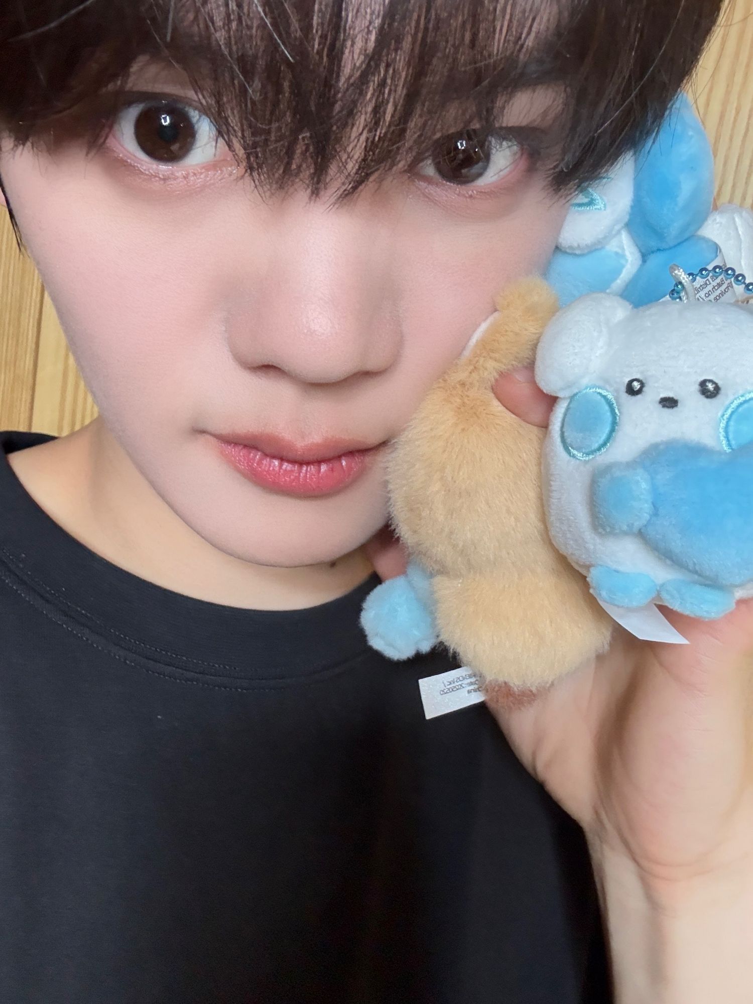 Latest photo of Kim Gyuvin (ZEROBASEONE)