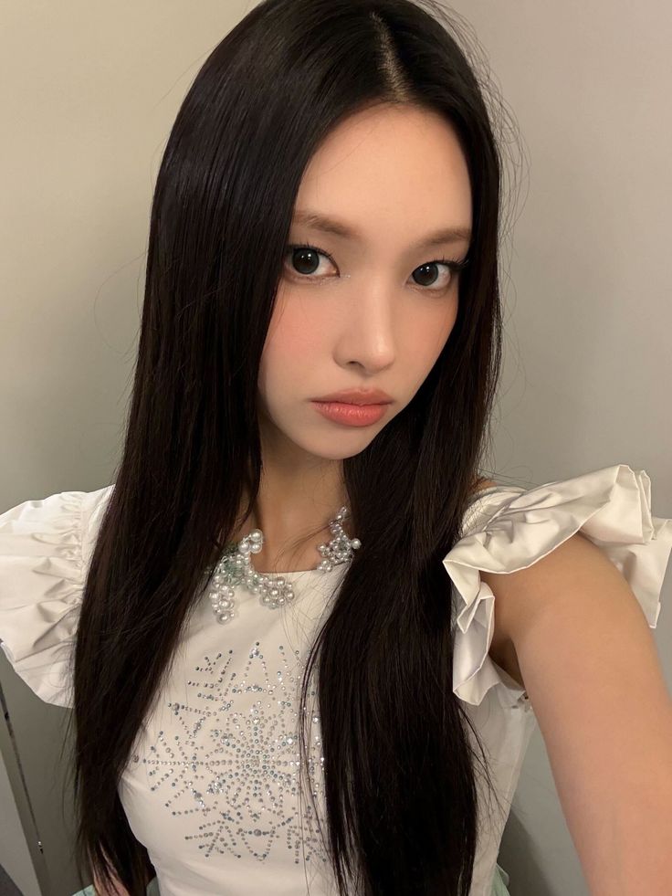 Fandom-recommended wallpaper image of Yunah (ILLIT)