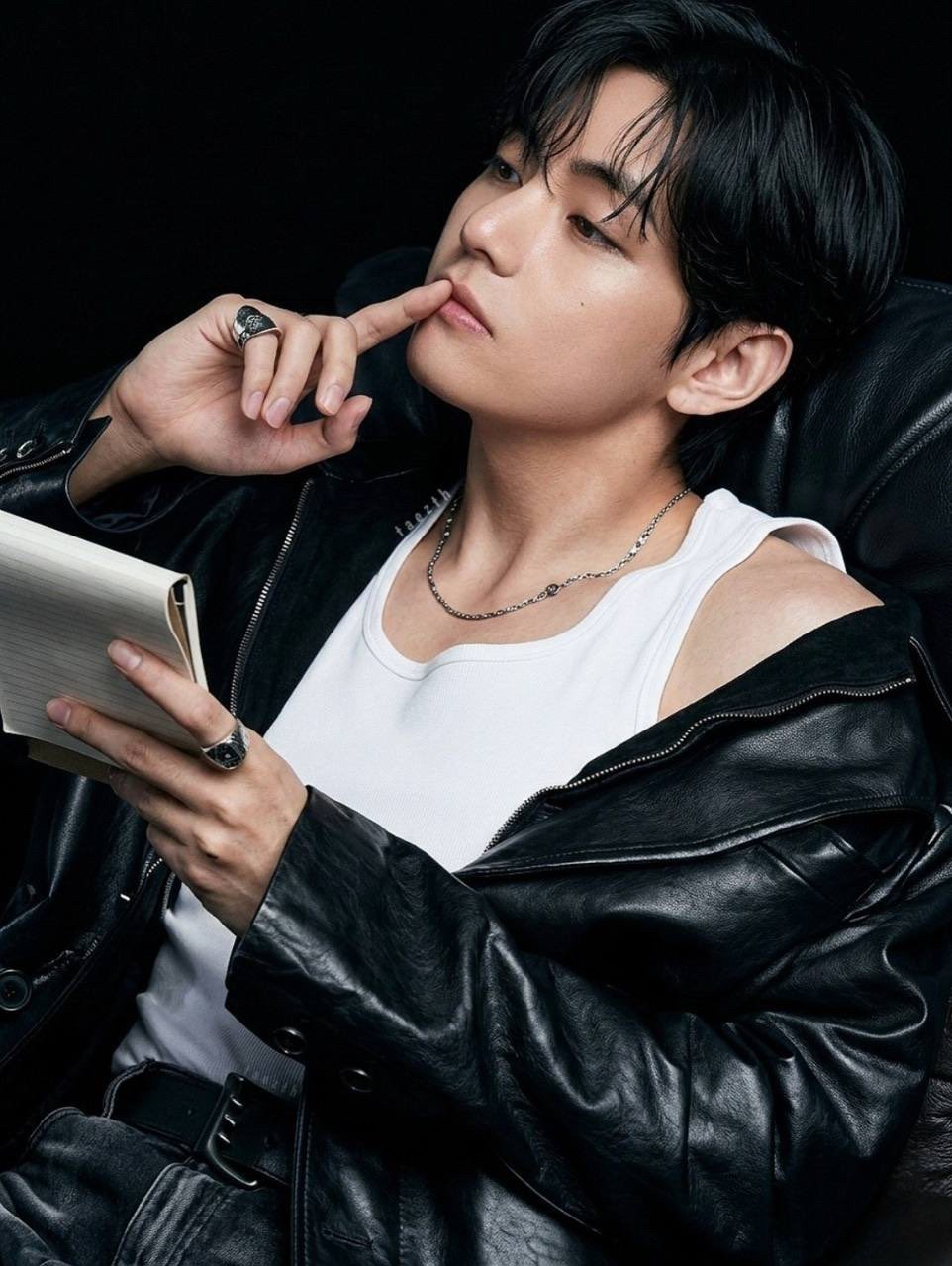 Behind-the-scenes cut of V (BTS)