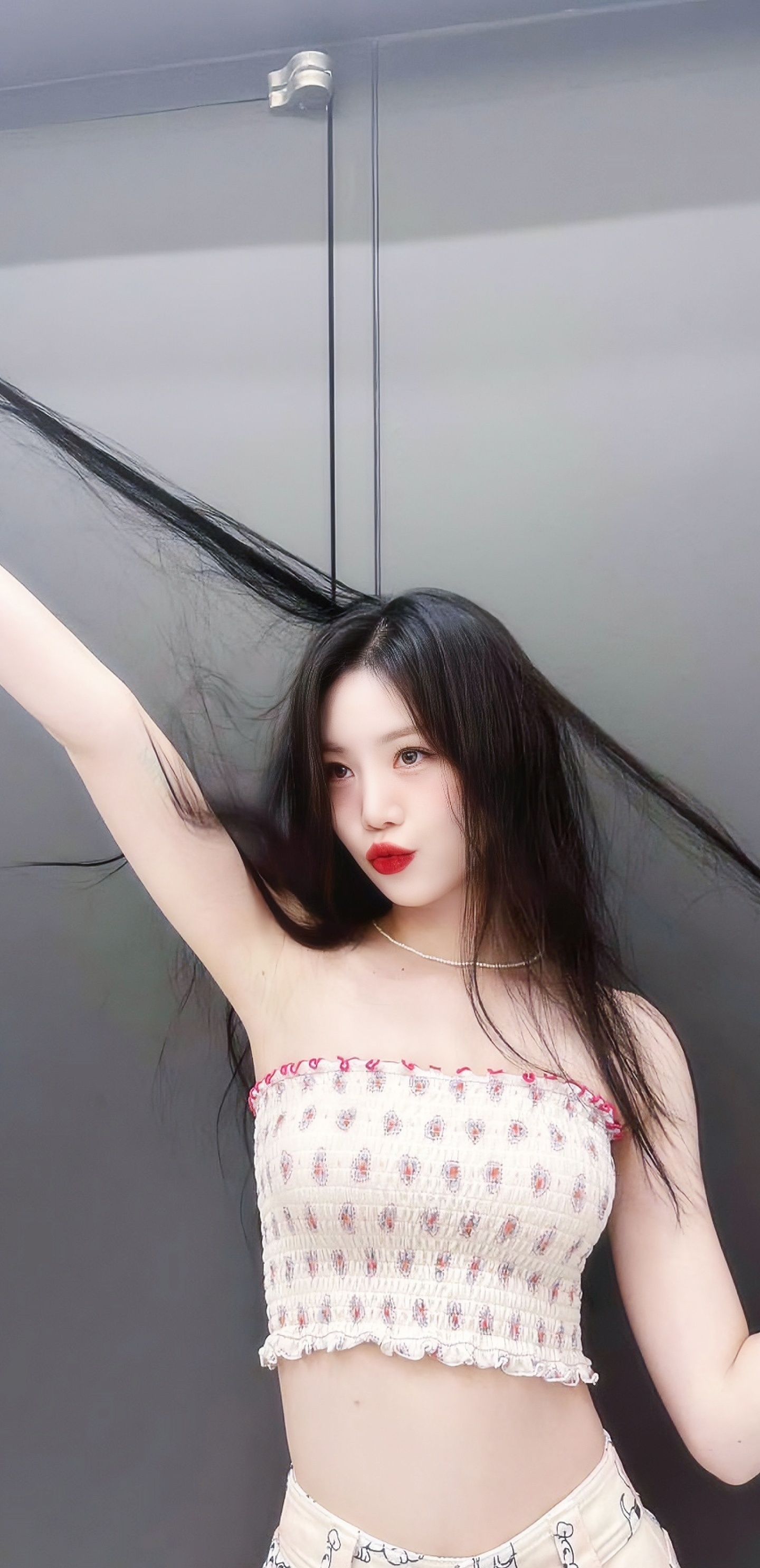 Behind-the-scenes cut of Soojin