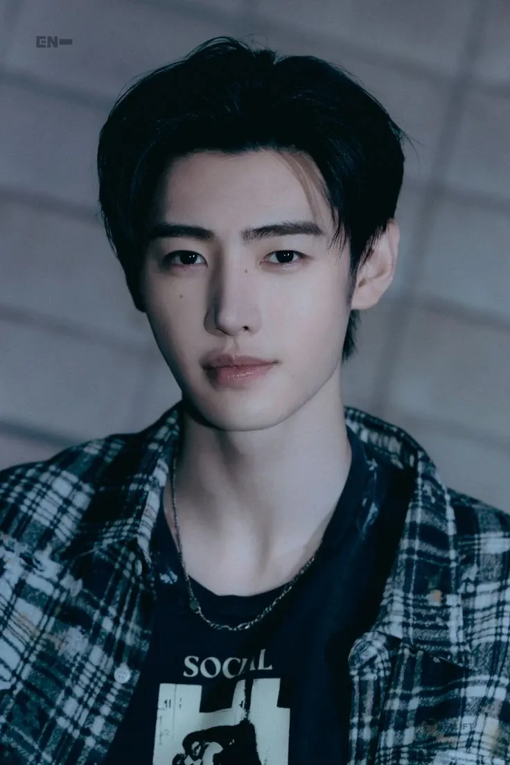 Foto aktivitas terbaru Sunghoon (ENHYPEN)