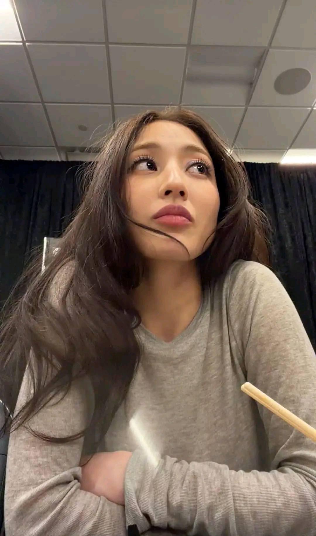 志效 (TWICE)的幕後花絮