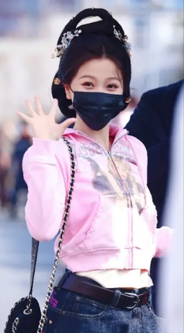 Behind-the-scenes cut of Esther Yu