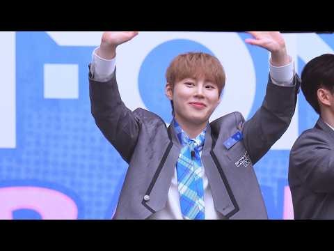 A moment captured by Ha Sungwoon's fan