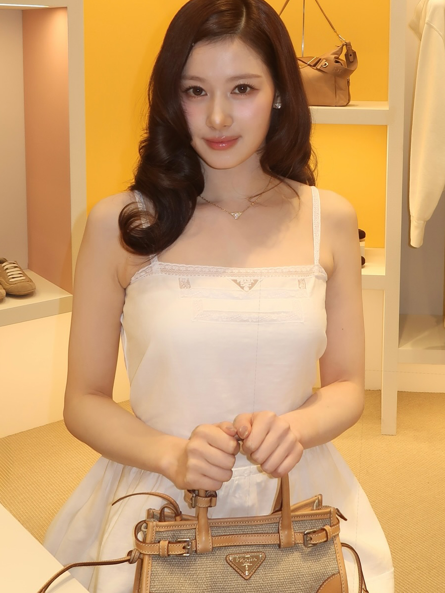 Momen yang diabadikan oleh penggemar Sana (TWICE)