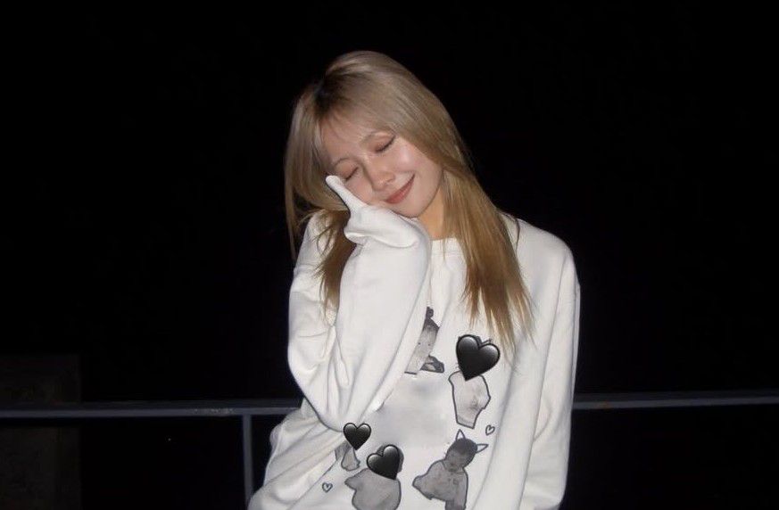 Latest photo of Mayuka (NiziU)