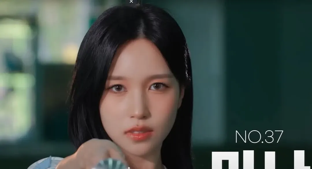 Behind-the-scenes cut of Mina (TWICE)