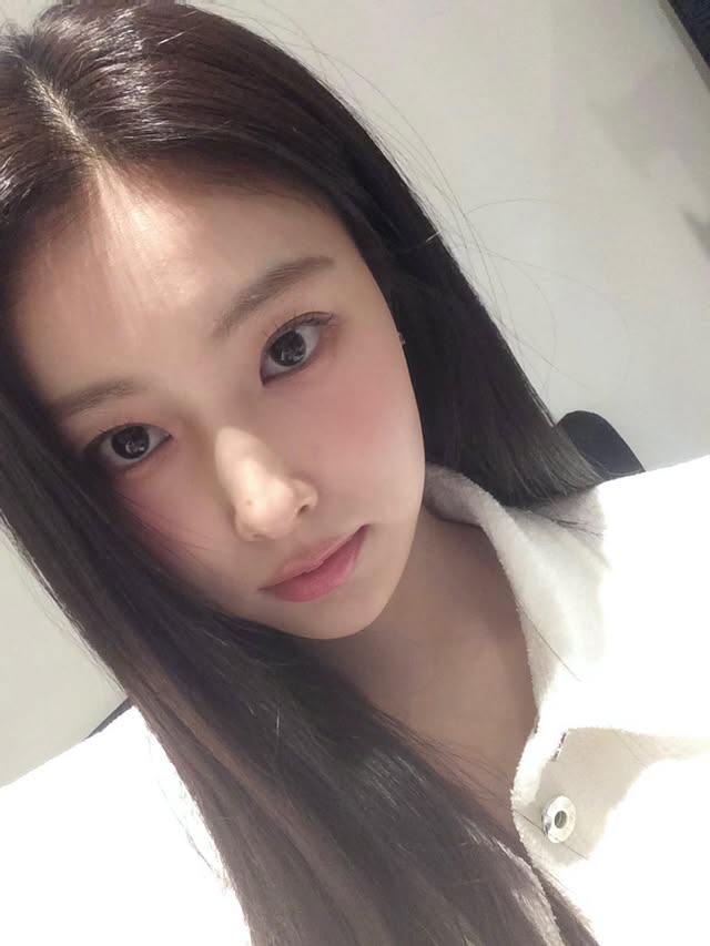 A moment captured by Kang Hyewon's fan