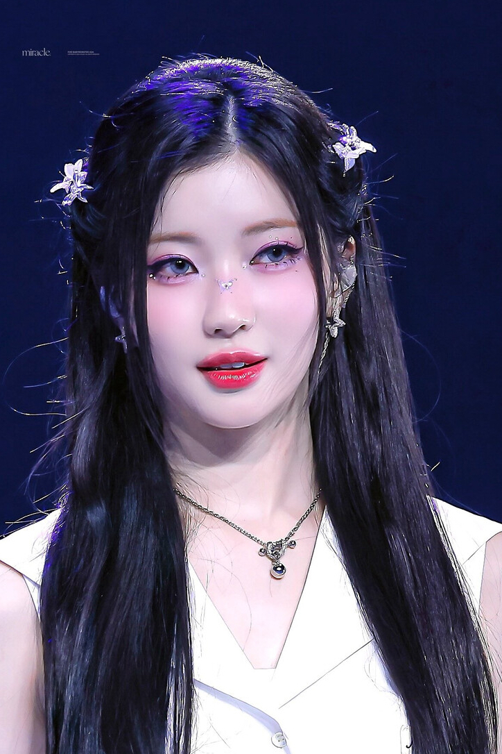 Recent activity shot of Jang Wonyoung (IVE)